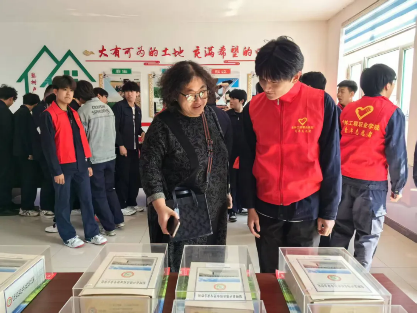 行走的思政课∣beat365唯一官方网站师生深入黑土沃野 共话乡村振兴416.png 行走的思政课∣beat365唯一官方网站师生深入黑土沃野 共话乡村振兴416.png