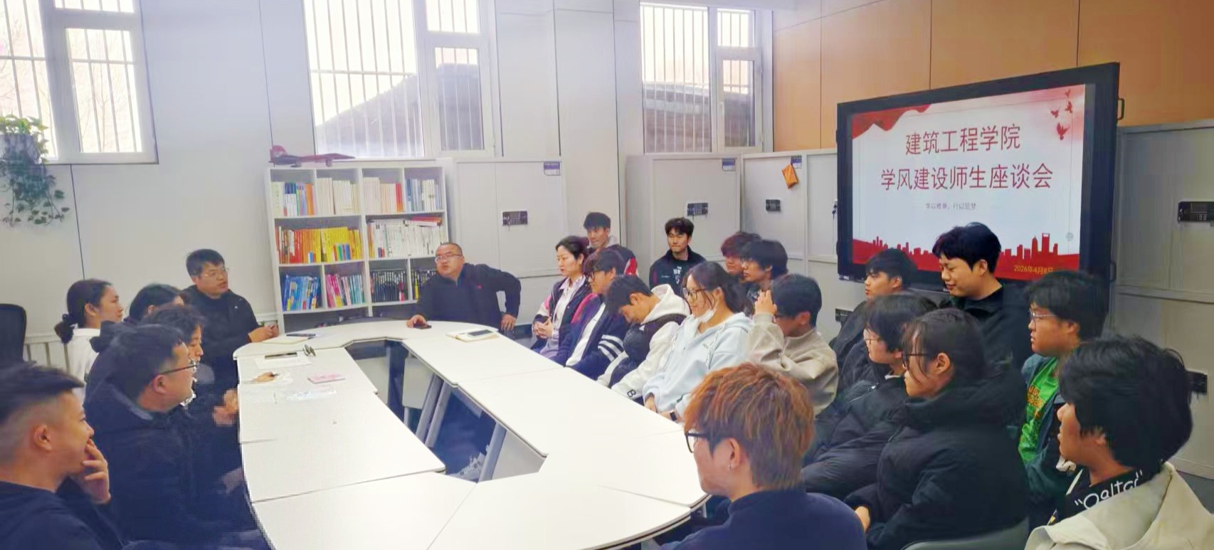座谈会1.jpg 座谈会1.jpg