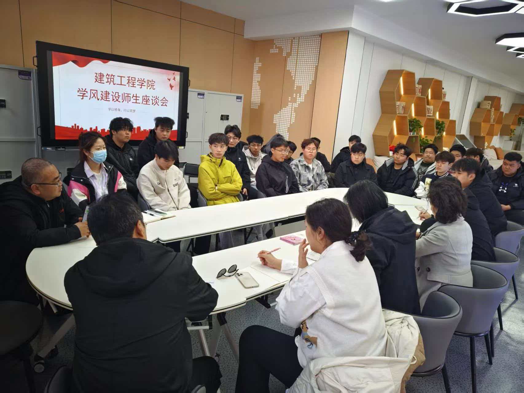 座谈会2.jpg 座谈会2.jpg
